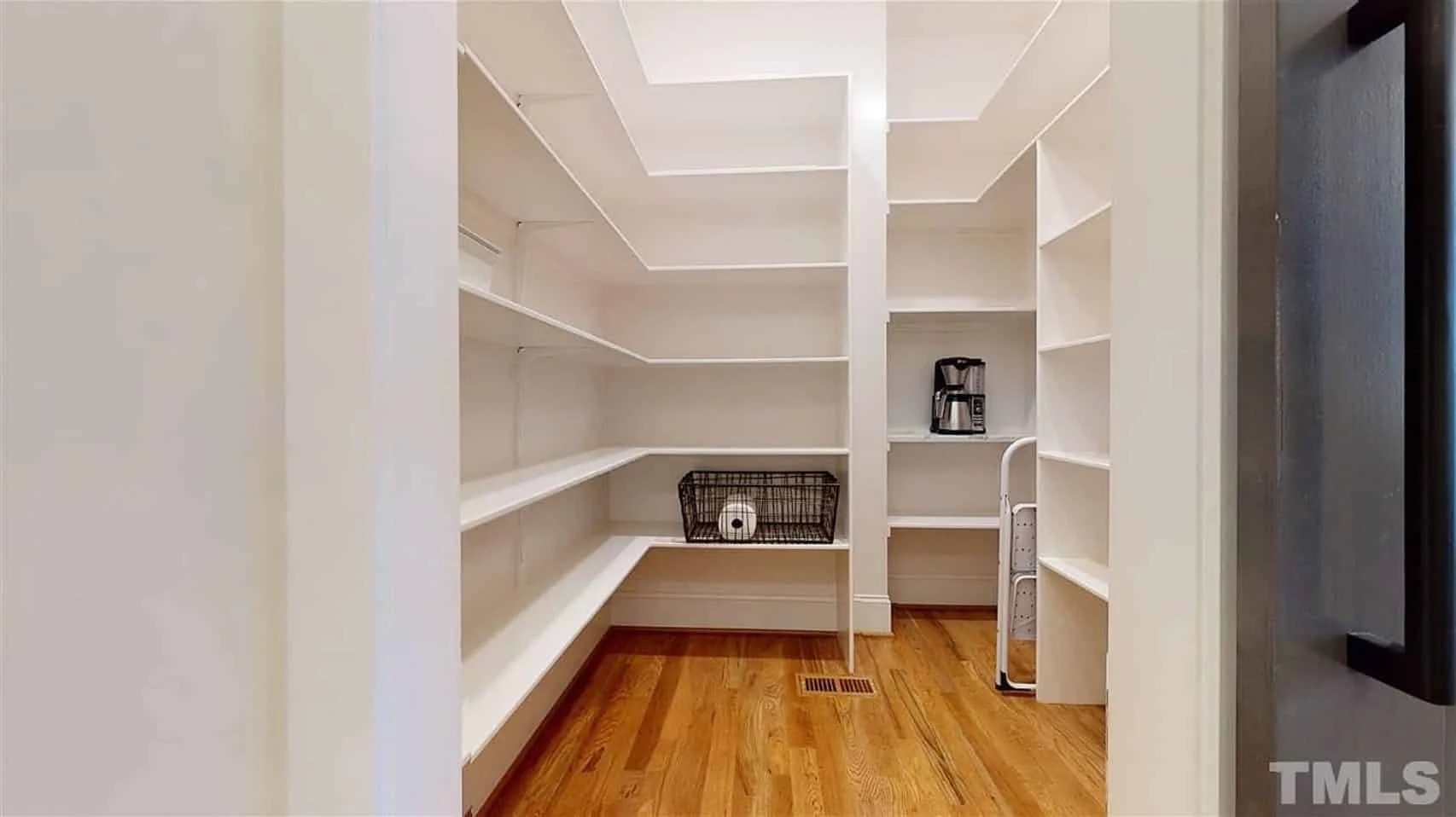 16-1429 HOUSE PLAN - 5-Bed, 6.5-Bath, 5,334 SF Modern Farmhouse House Plan 25 Spacious 3-Story Luxury house Plan with CAD Blueprints & Designs