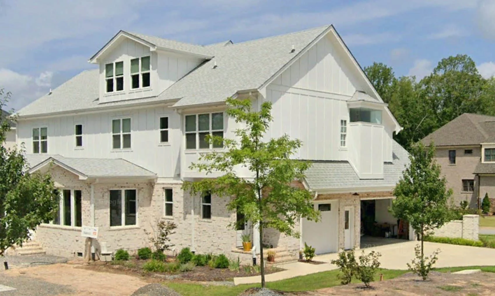 18-1925 HOUSE PLAN - Spacious House Plan with 4 Bedrooms: Floor Plan & Designs 3 Spacious house Plan with 4 Bedrooms: Floor Plan & Designs