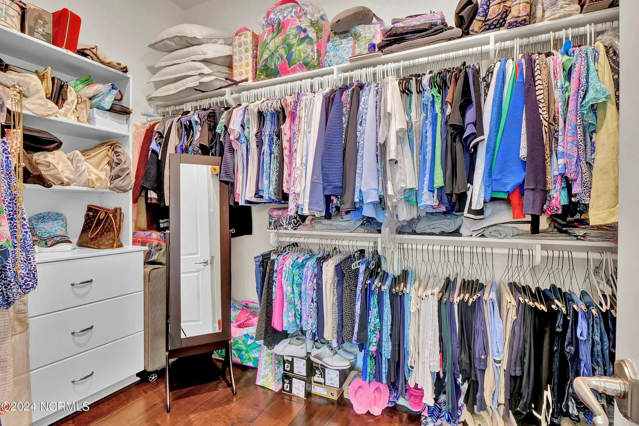 17-1739 HOUSE PLAN - 5-Bedroom Classical House Plan – Spacious 2-Story Home with Garage & Open Concept 47 Elegant 5-Bedroom house Floor Plan with 2 Stories and Garage