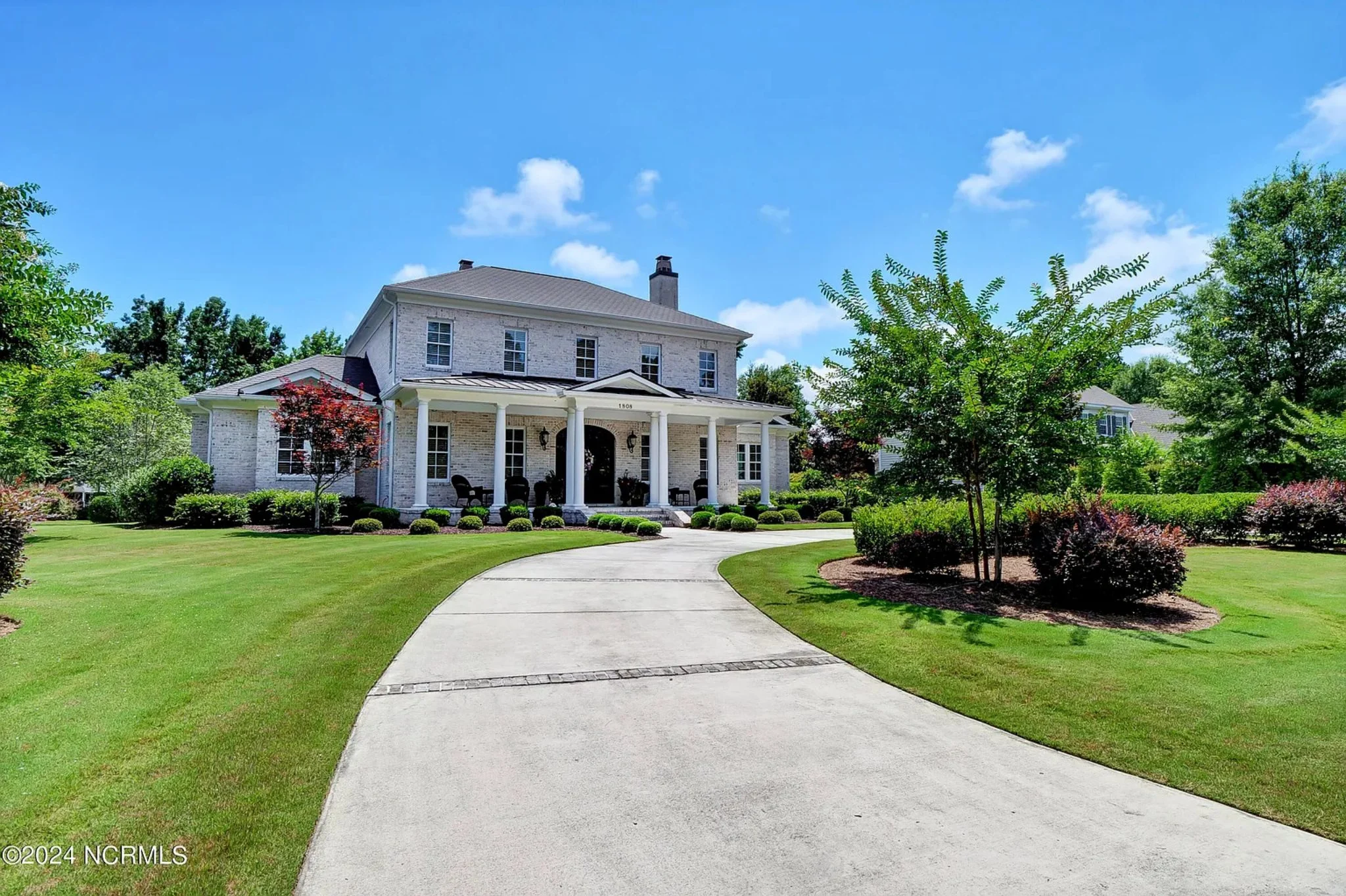 17-1739 HOUSE PLAN - 5-Bedroom Classical House Plan – Spacious 2-Story Home with Garage & Open Concept 20 Elegant 5-Bedroom house Floor Plan with 2 Stories and Garage