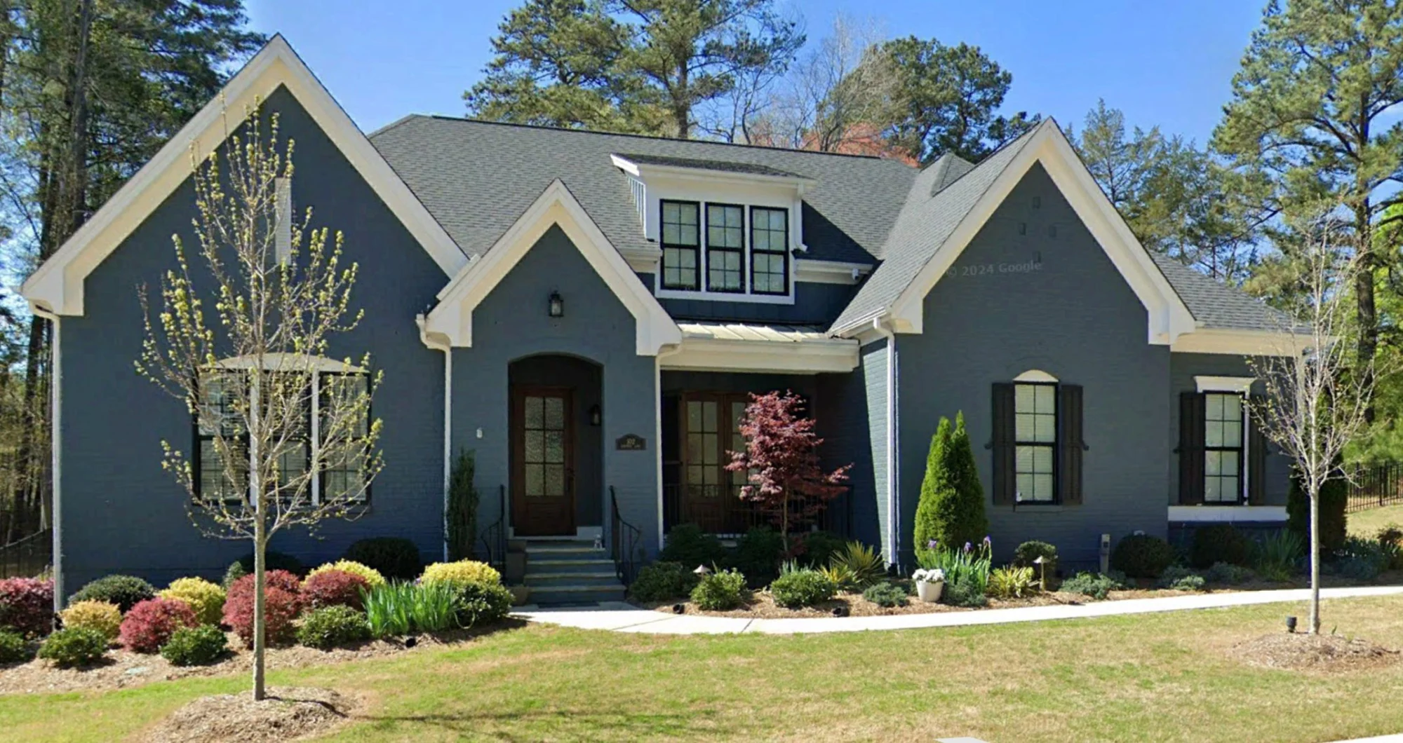 Spacious 5-Bedroom house with a Modern Craftsman Design