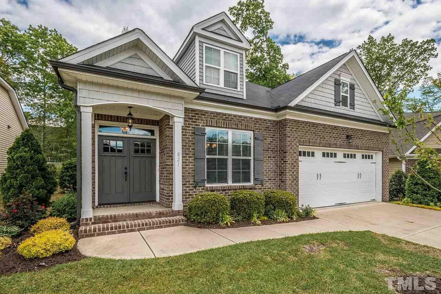13-1402 OAK HOUSE PLAN - Traditional Ranch Home Plan - 3-Bed, 2-Bath, 2,339 SF 3 Modern Craftsman house with Floor Plan, Blueprint & CAD Designs